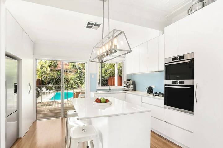 5 bed/3 bath with a pool & 5 min walk to the beach gallery image 3