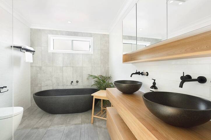 5 bed/3 bath with a pool & 5 min walk to the beach gallery image 2