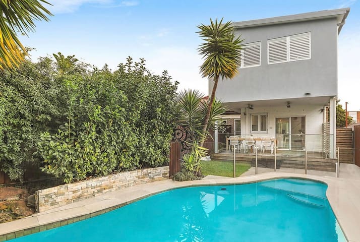 5 bed/3 bath with a pool & 5 min walk to the beach