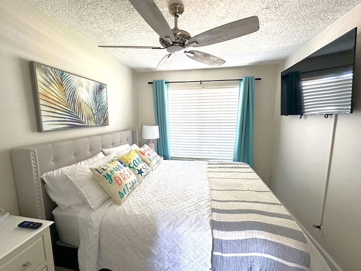 Спална соба бр. 2 - брачен кревет (широк 150-179 см) со завеси за затемнување и ролетни.