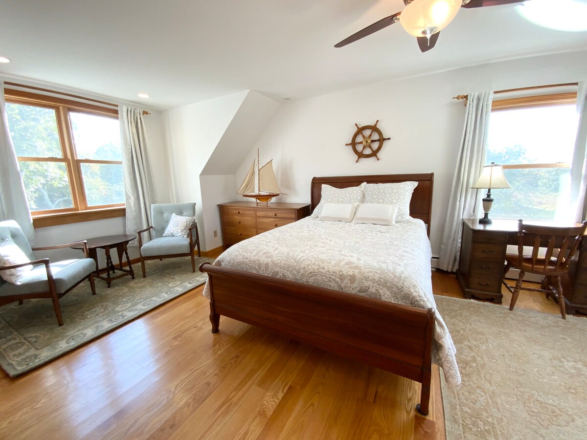 Queen bed and seating area