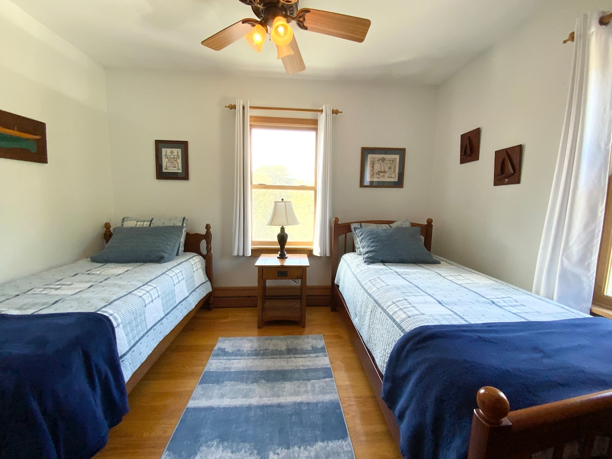 Fourth bedroom with two twins