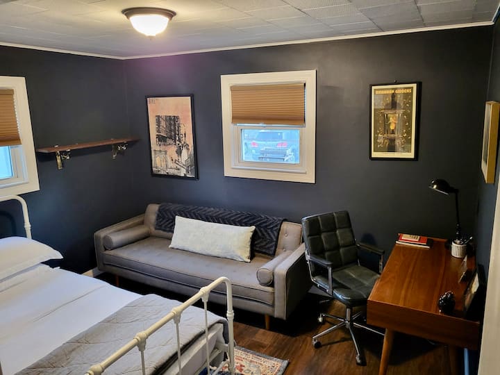 سرير بحجم كوين مع أريكة ومكتب. 