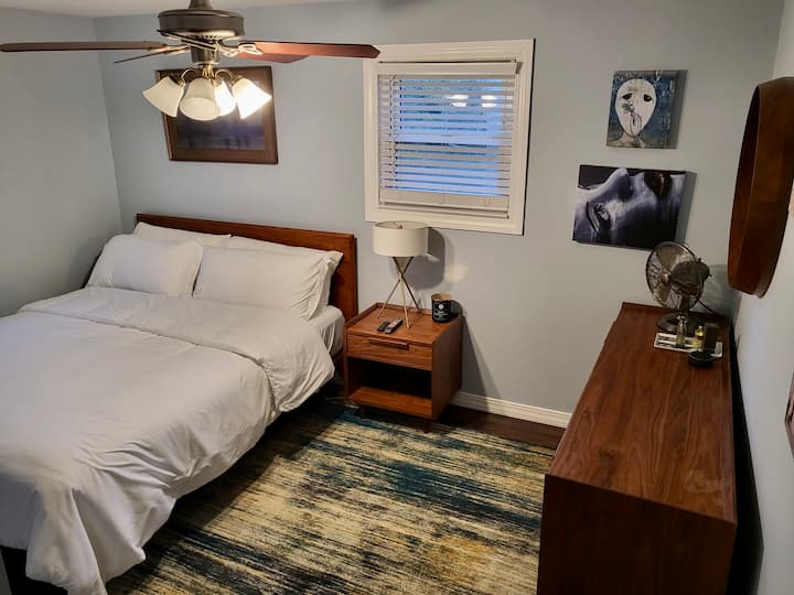 سرير بمقاس كبير مع تلفزيون 