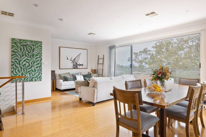 Treetop coastal getaway in Avalon Beach gallery image 5