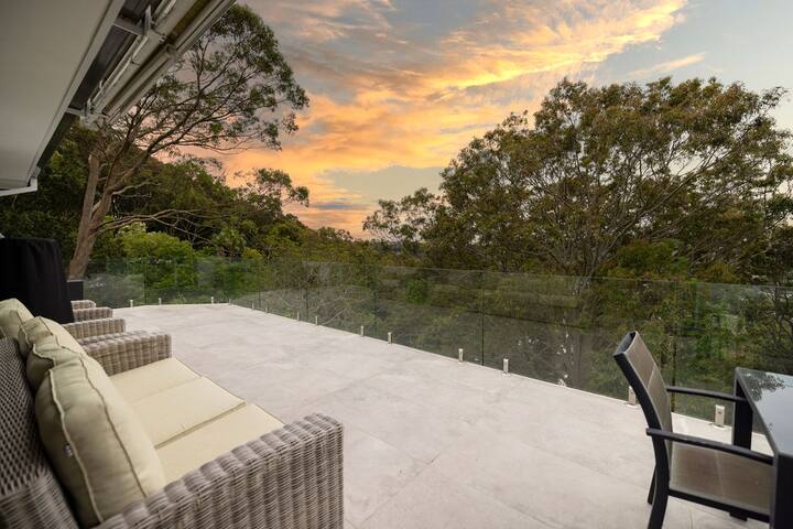 Treetop coastal getaway in Avalon Beach gallery image 2