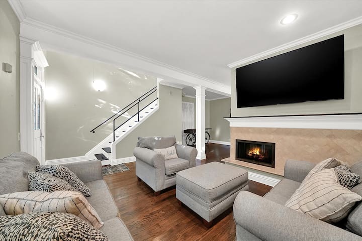 Entire house in Lakeview with yard and garage