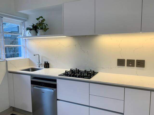 Renovated 2 bedroom garden apartment in Sea Point gallery image 3