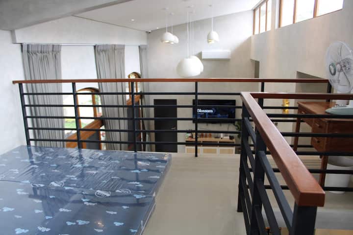 Ლოფტი 3 იატაკის მატრასით, კონდიციონერითა და სამუშაო მაგიდის ვენტილატორით
