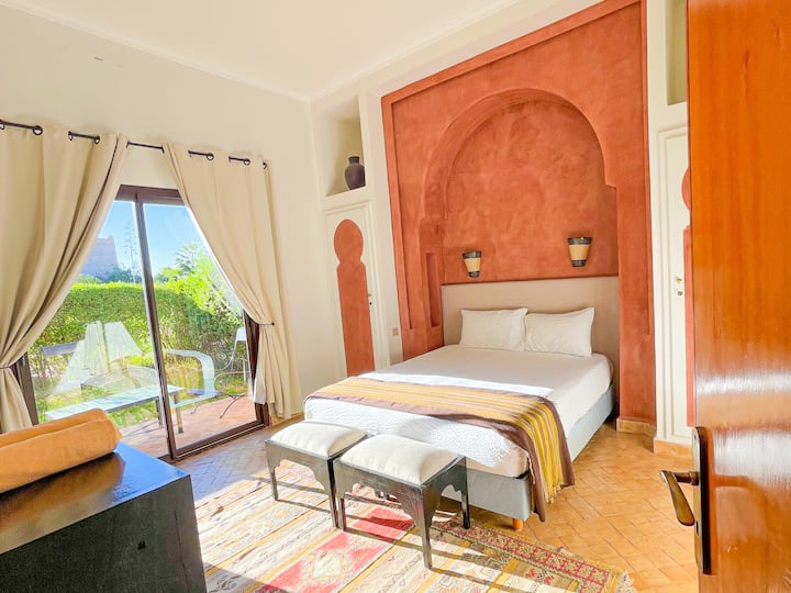 La sala de estar tiene un tamaño king (240 x 220 cm) con 4 cuadrados, cortina, hermosas persianas, forro con 2 servilletas y una paloma.