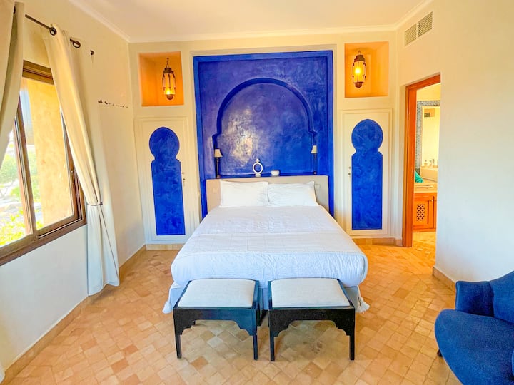 La sala de estar tiene un tamaño king (240 x 220 cm) con 4 cuadrados, cortina, hermosas persianas, forro con 2 servilletas y una paloma.