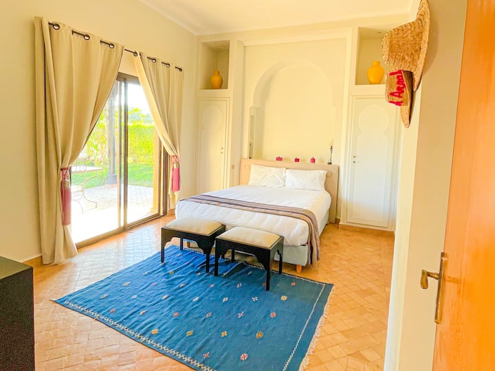 La sala de estar tiene un tamaño king (240 x 220 cm) con 4 cuadrados, cortina, hermosas persianas, forro con 2 servilletas y una paloma.