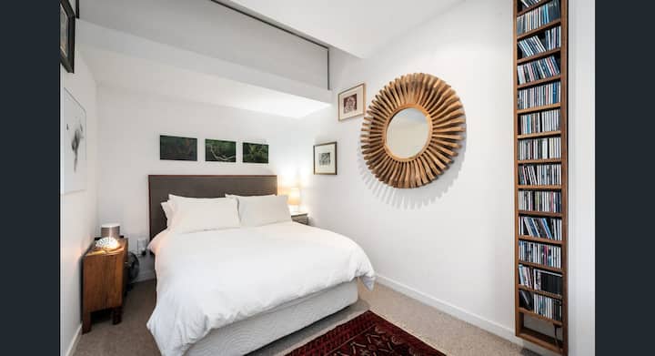 Წინა საძინებელში არის სუპერ კომფორტული ორადგილიანი საწოლი, ბუმბულის ბალიშები და ბუმბულის დუნა. Აქ პოლიესტერი არ არის. სუფთა შალის ხალიჩა შესანიშნავად იგრძნობა ფეხქვეშ. 