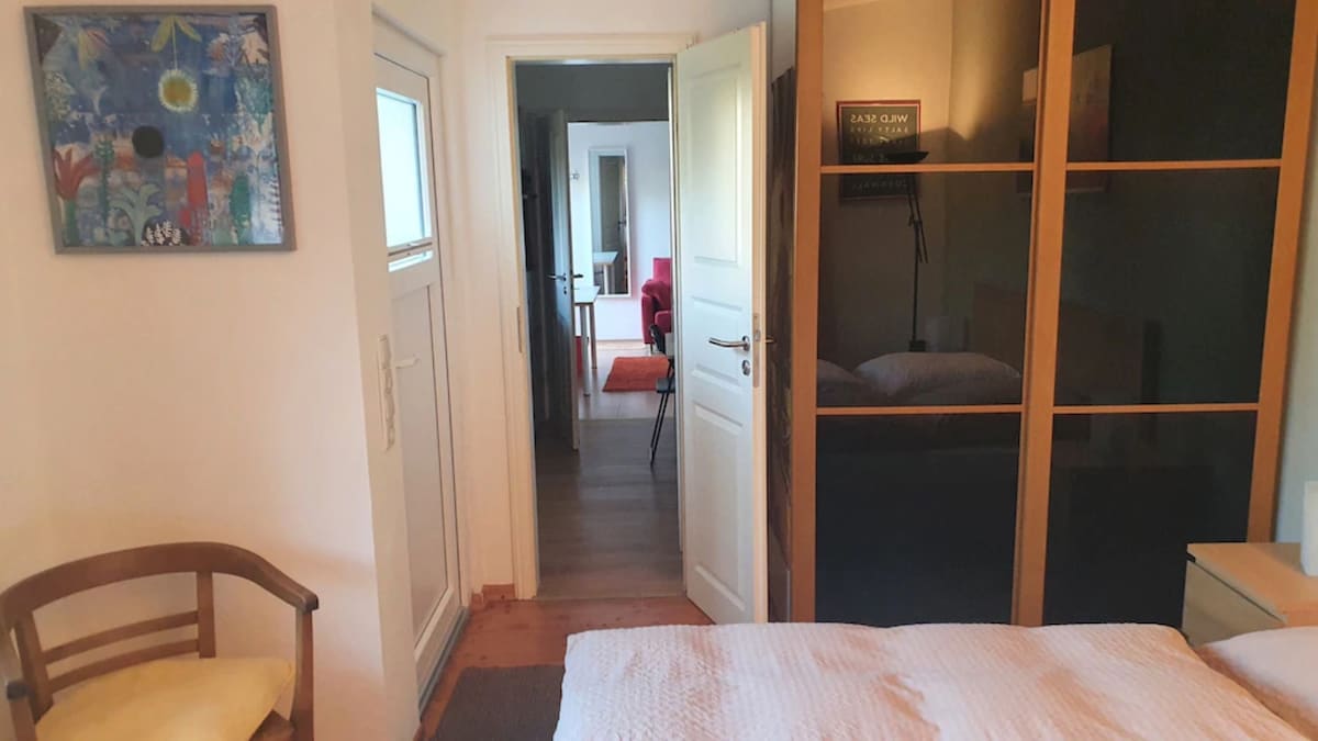 卧室从厨房到客厅的景观