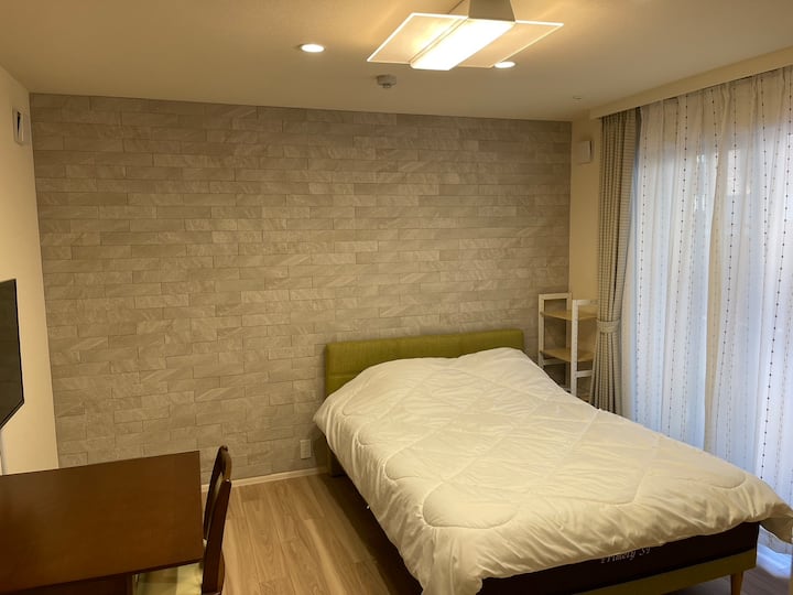 Zidovi su prekriveni ekološkim materijalima zbog kojih se doima kao hotel.

Besplatan WiFi brzina je preko 100Mbps, a tu su i dva stola i stolice (klupa stolice su pohranjene i može sjediti do četiri osobe).