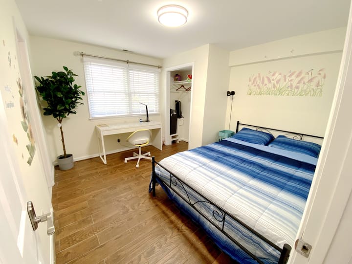 Chambre 2 avec un lit queen et un bureau de travail