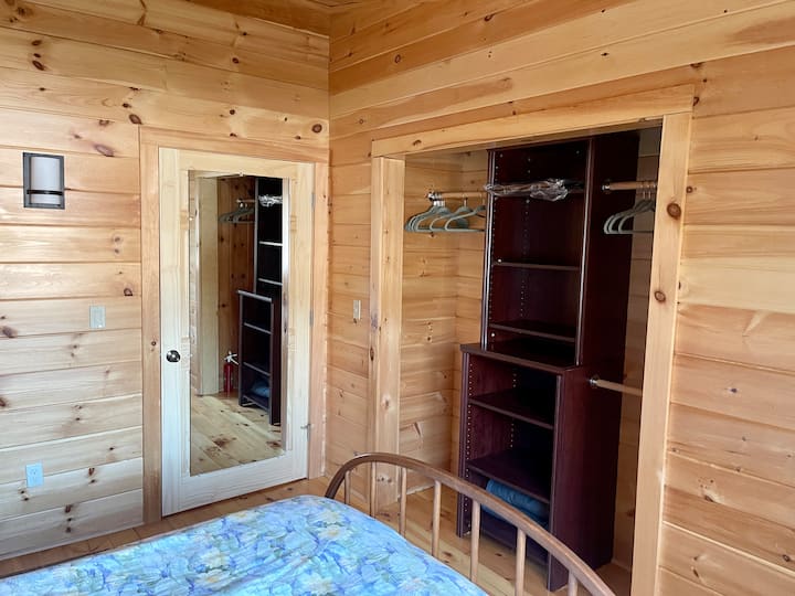 Armario del dormitorio principal con mantas y perchas adicionales. 