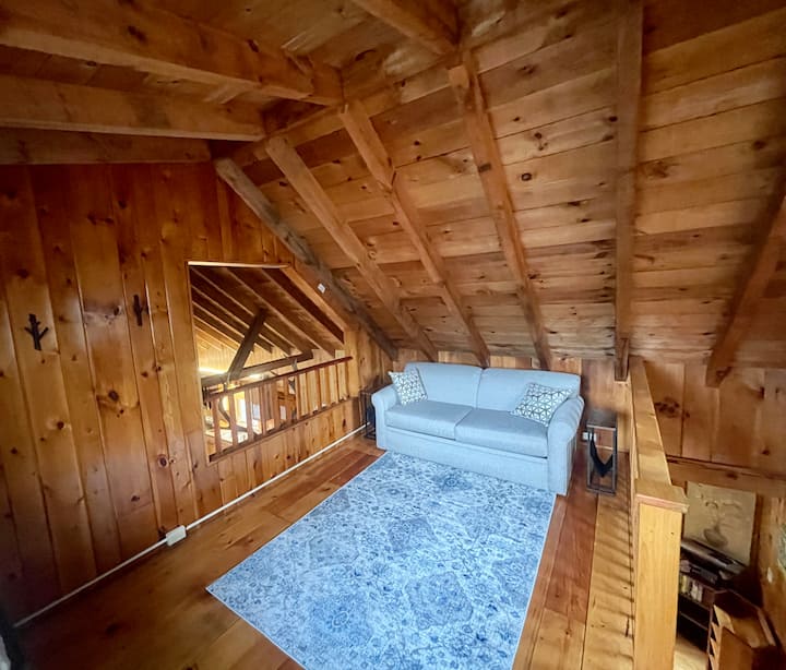 Habitación loft en la planta superior con sofá extraíble completo.