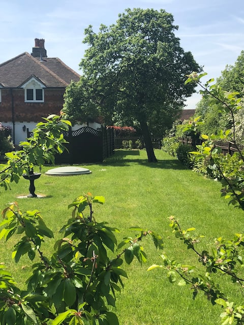 Top Airbnb: Charming Cottage with lovely garden & parking in Reigate And Banstead