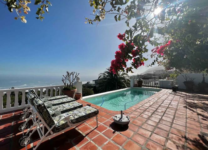 Cheerful 3 Bedroom Villa with pool and garden gallery image 2