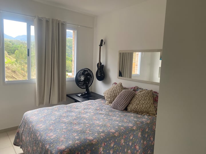 מיטה זוגית עם ארון מודולרי ומאוורר