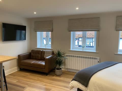 Top Airbnb: New modern studio apartment near to City Centre in Salisbury