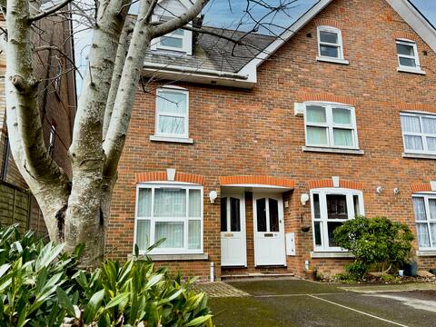 House with garden & parking for 3 cars. Near beach