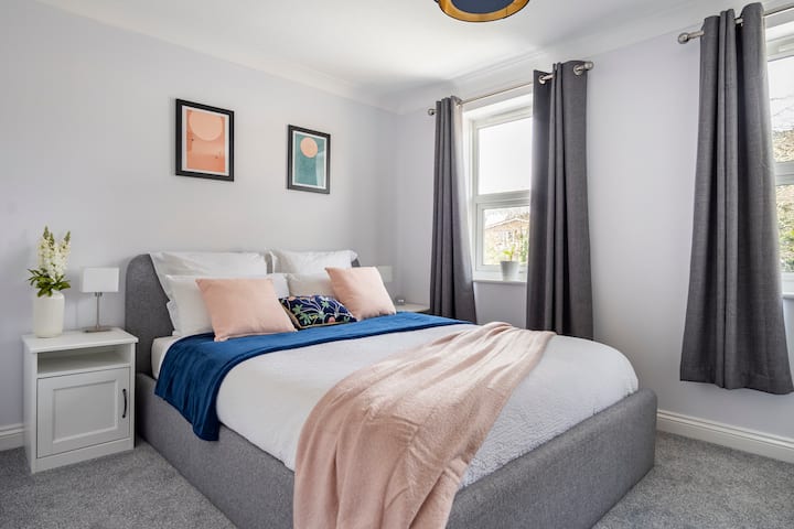 Hoofdslaapkamer met kingsize bed en eigen badkamer