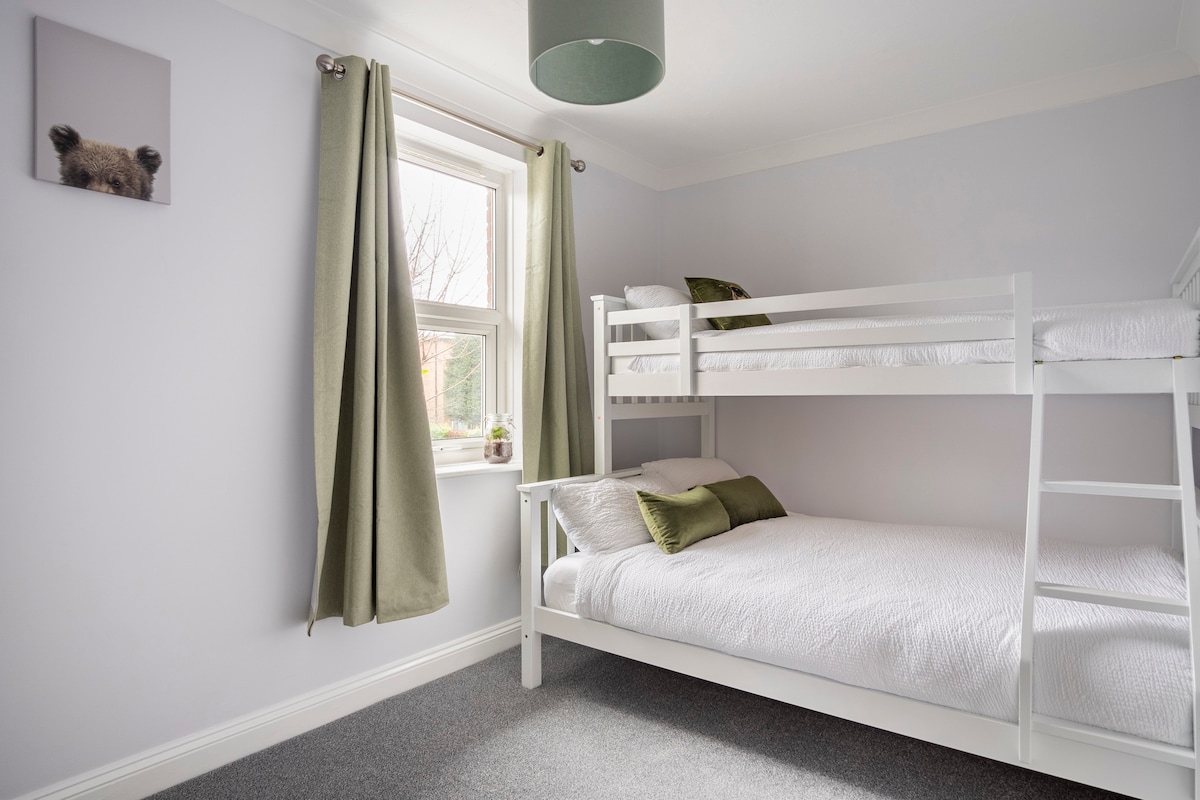 Spálňa 2 (zelená izba) spí až pre 3 osoby s plnou manželskou posteľou a jednolôžkom