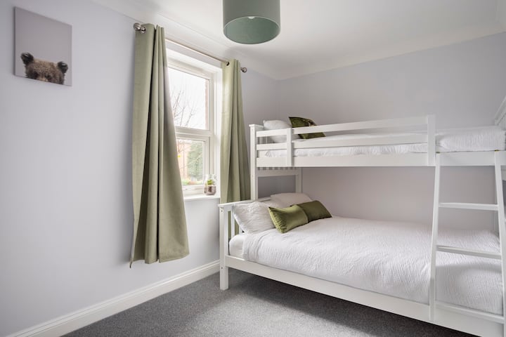 Slaapkamer 2 (de groene kamer) is geschikt voor maximaal 3 personen met een volledig tweepersoonsbed en een volledig eenpersoonsbed