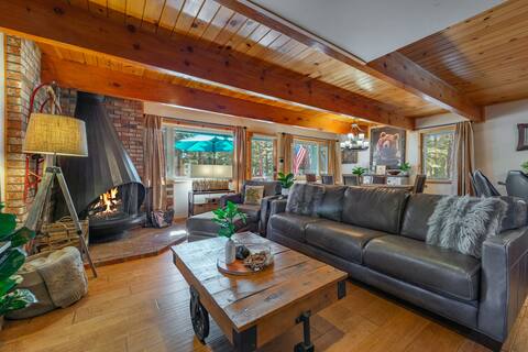 N. Lake Tahoe Luxury Cabin w/2 family rooms & Spa!