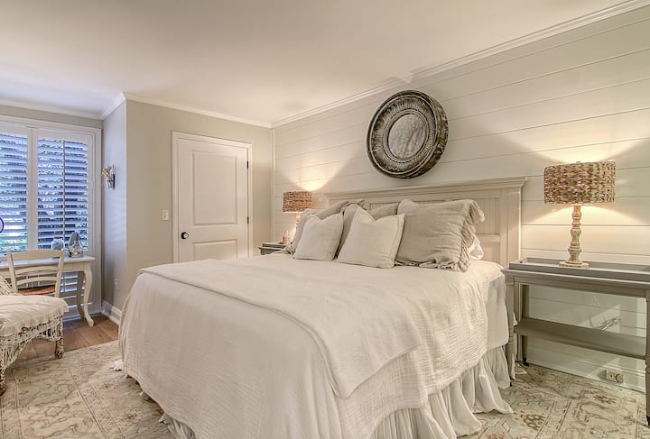 Bračni krevet (180x200) s radnim stolom.