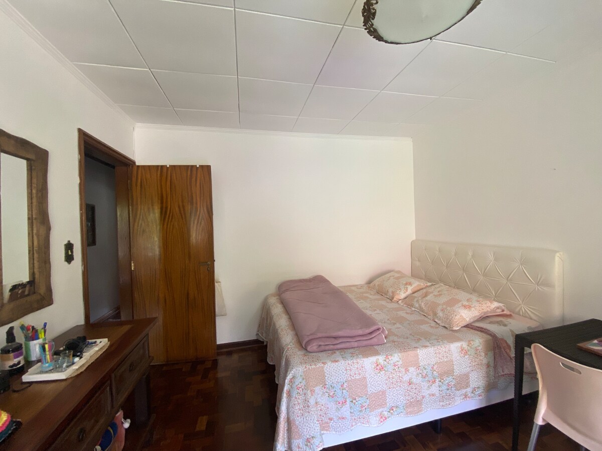 Соба со двоен кревет, со врата во двор. 