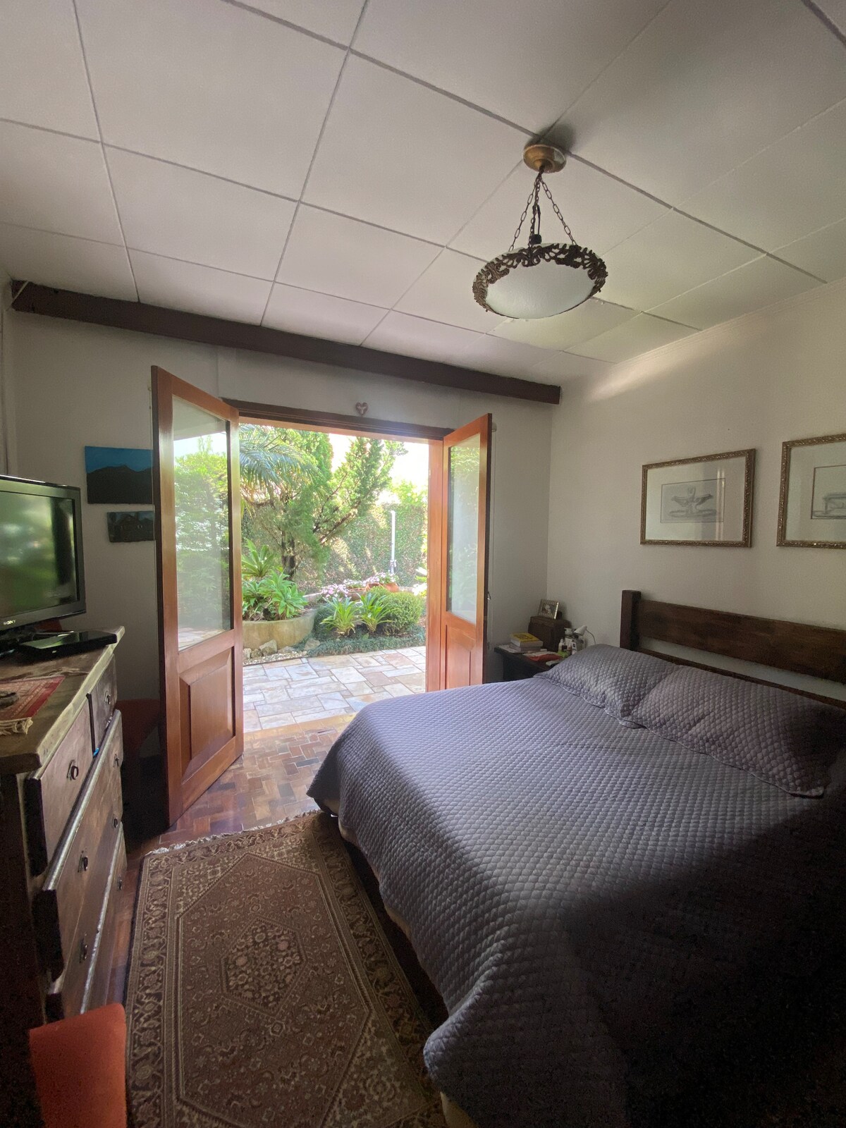 Соба со двоен кревет, со врата во двор.