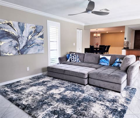 Top Airbnb: Endless Summer Heated Pool House 5 min to Beaches in Seminole