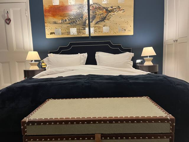 4BD Luxury Family Home in Leafy Neighbourhood gallery image 5