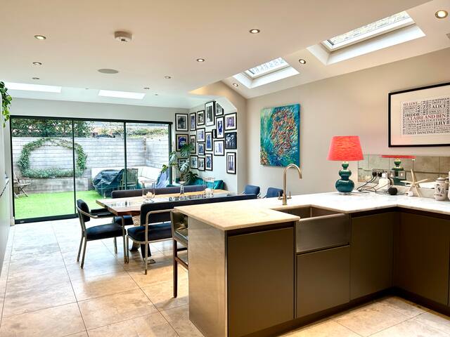 4BD Luxury Family Home in Leafy Neighbourhood gallery image 2