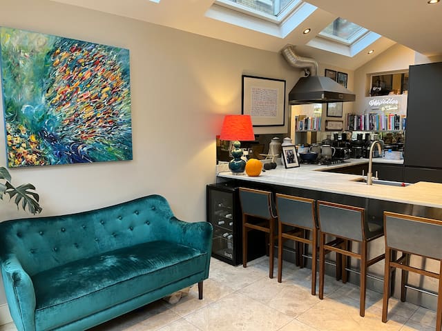 4BD Luxury Family Home in Leafy Neighbourhood