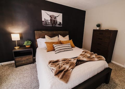 KiNGBed-Spacious, Beautiful Home and Neighborhood!