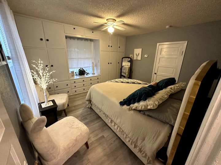 This is the main bedroom, queen size bed.