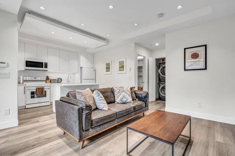 Bright & Airy Basement Suite - Walk to the Beach!