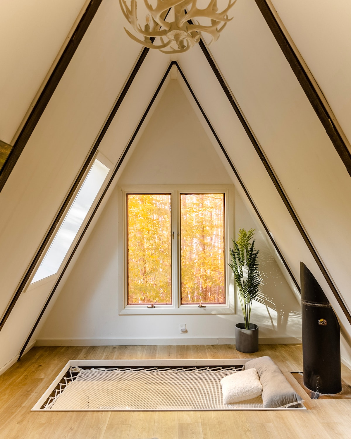Indoor floor hammock on the second floor. When you lay down on it you can look right through a skylight and enjoy view of nature from the comfort of the home.



Photo Credit @dirtandglass