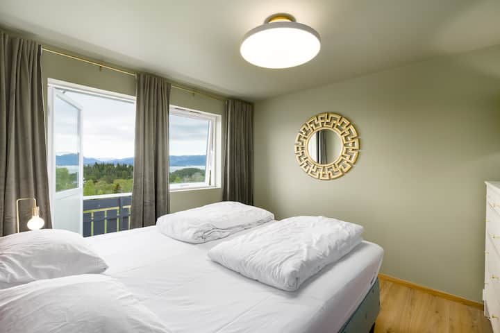 Спална соба 3, лоцирана на главниот (2-ри) кат, со балкон.