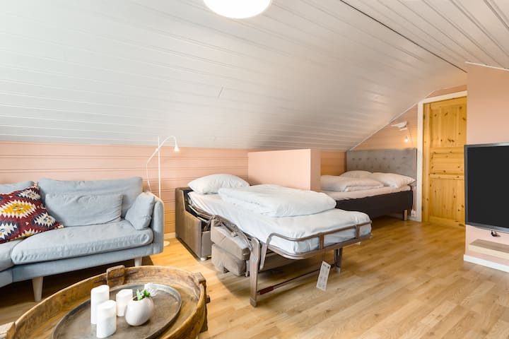 Спална соба 6 на горниот (3-ти) кат - еден кревет од 120*200 см и еден единечен (90*200 см) кревет.