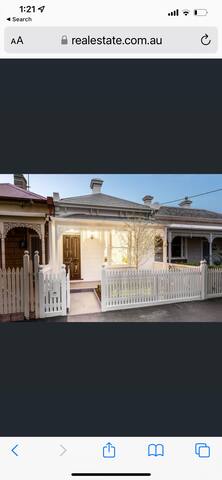 Modern 3 bedroom home minutes from beach and CBD