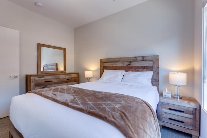 ห้องนอน #2 มีเตียงควีนไซส์ที่สะดวกสบายเพื่อการเข้าพักที่อบอุ่นและผ่อนคลาย