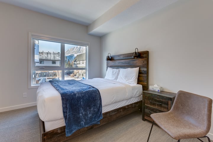 ผ่อนคลายบนเตียงควีนไซส์ที่สะดวกสบายเพื่อให้นอนหลับอย่างสงบและผ่อนคลายระหว่างการเข้าพักของคุณ