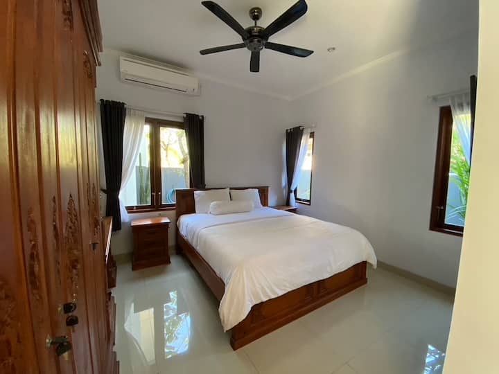 Výhľad do záhrady s vlastnou priľahlou kúpeľňou s moderným WC a sprchovacím kútom a skvelým prístupom k bazénu.