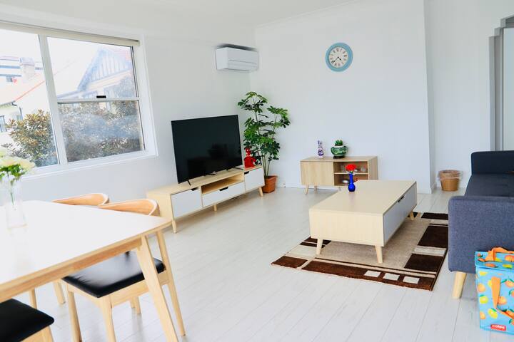 Harbourlight – Wake to Sydney Opera House & Bridge