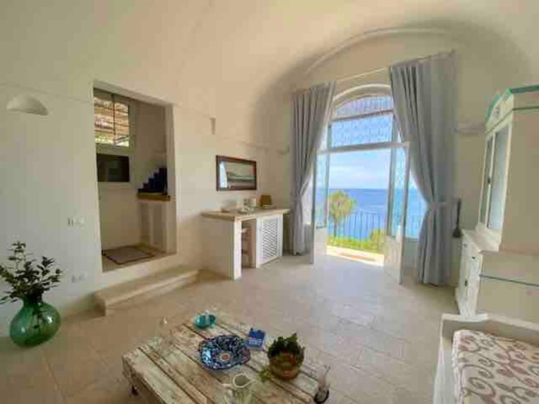 Top Airbnb: Historic Residence SUITE with arch on the sea à Tricase